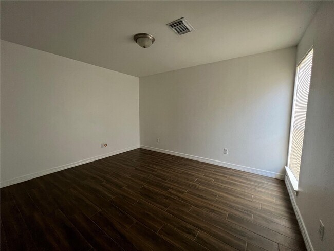 Building Photo - 15115 Corona Del Mar Dr