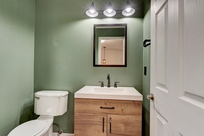 Building Photo - 3 Bed 2.5 Bath Home with a View!