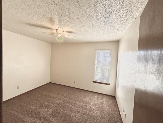 Building Photo - 716 Smalley Dr