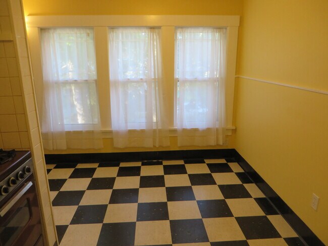 Building Photo - 826 Nuttman Ave