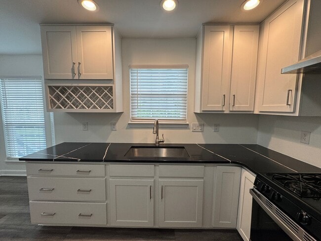 Building Photo - Conveniently Located 3 Bed 2.5 Bath Home i...