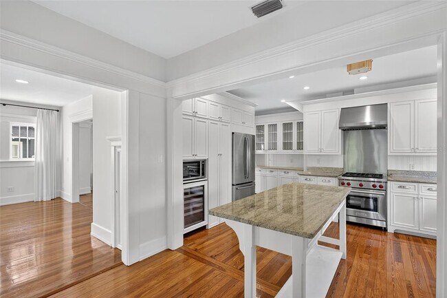 Building Photo - 3003 W Harbor View Ave