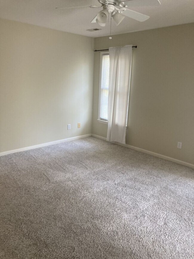 Building Photo - Large 3 bedroom in Jamestown subdivision!!