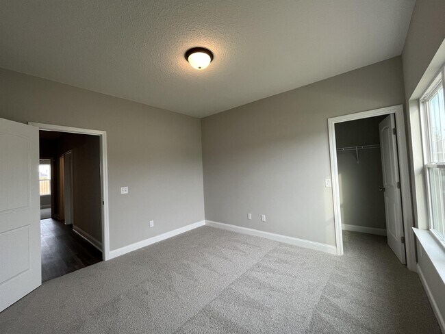 Building Photo - 486 Thorp Circle