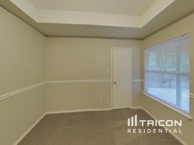 Building Photo - 1008 W Lovers Ln