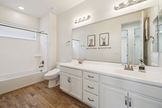 Building Photo - Modern 4-bedroom, 3.5-bathroom single-family home in the heart of North Tempe