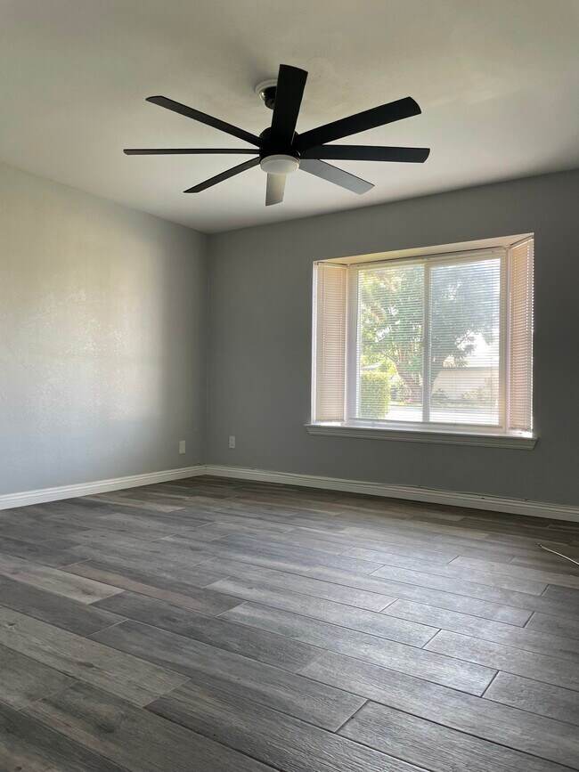 Master bedroom - with bay window - 25506 Lomas Verdes St