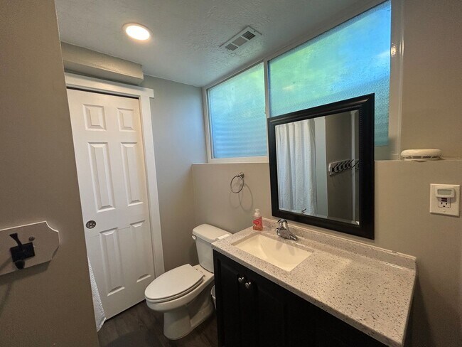 Building Photo - 428 200 E