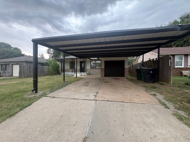 Building Photo - 2520 SW 45th St