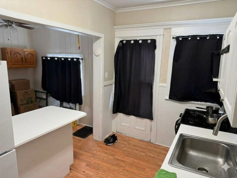 Building Photo - 901 W Main St