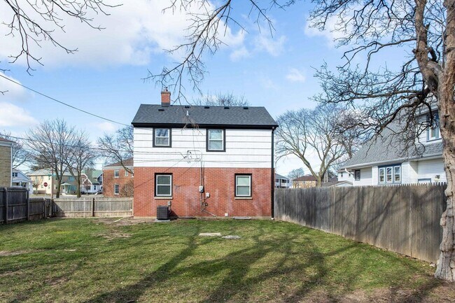 Building Photo - 2750 N 61st St