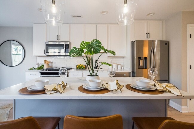 Building Photo - Natural-Light Stunner Near Eastern Market & Potomac Metro