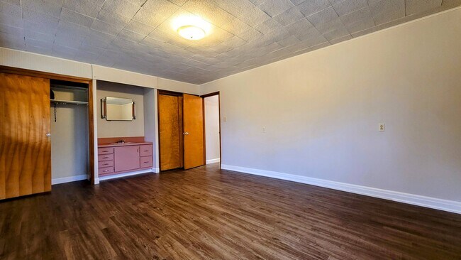 Building Photo - 495 Compton Rd