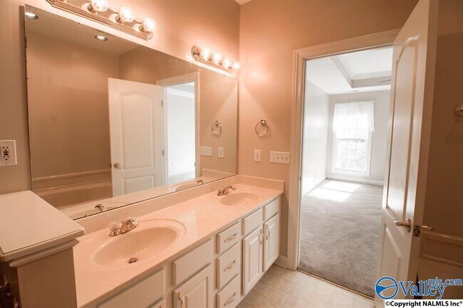 Building Photo - 736 Hobbs Rd SE