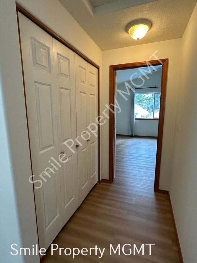 Building Photo - Lovely house with 3 bedrooms and 2.5 bathroom.