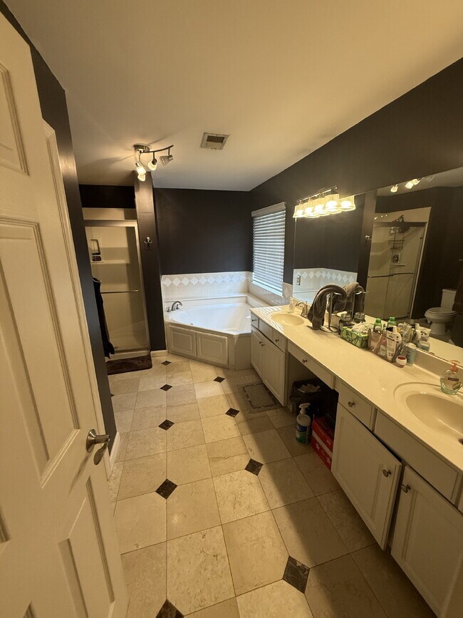 Building Photo - "Spacious 3-Bedroom Gem in Brentwood – FENCED yard. Modern Comfort with 2.5 Baths and 1850 Sq Ft!"
