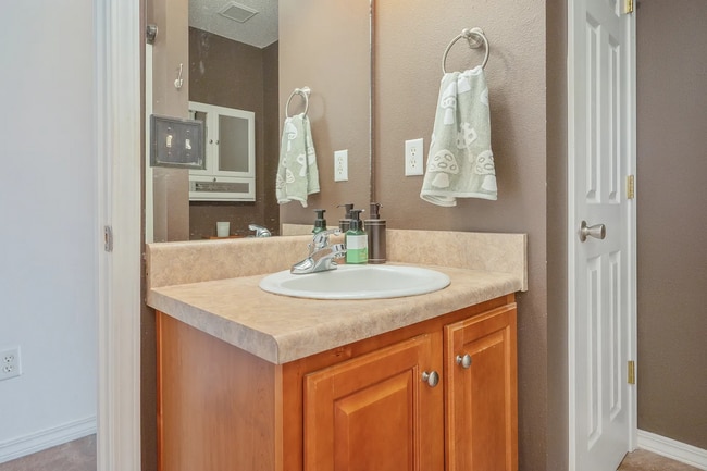 Building Photo - 4 Bedroom 2 bathroom