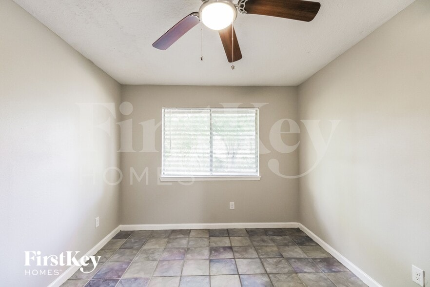 Building Photo - 4427 Ravine Dr