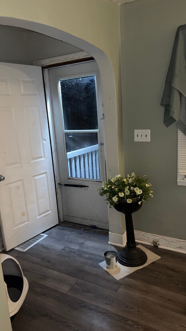 Building Photo - 305 Shelby St