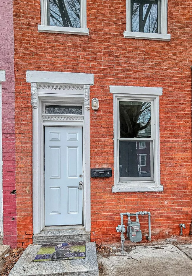 Building Photo - 4 Bedroom 1 Bathroom Rowhome in Lancaster!