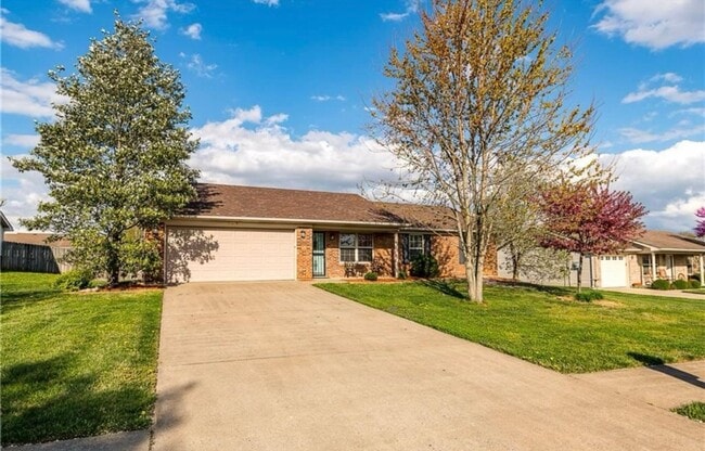Building Photo - 3BR/2BR Home For Rent - Fenced Back Yard w...