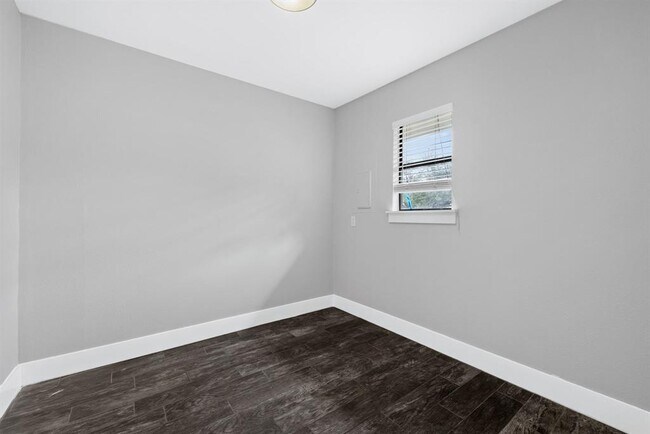 Building Photo - 3910 Hillside Dr