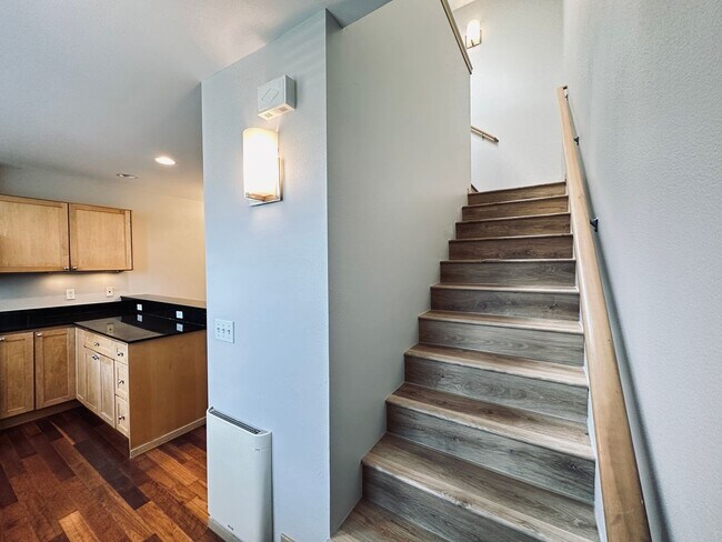 Building Photo - Shoreline - 2 Bedroom plus 1 den/ 2 Bath T...