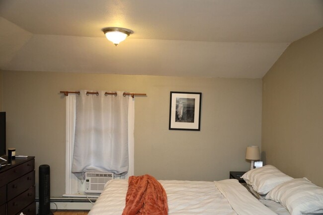 Building Photo - 3 Bedroom with Laundry and Off Street Park...