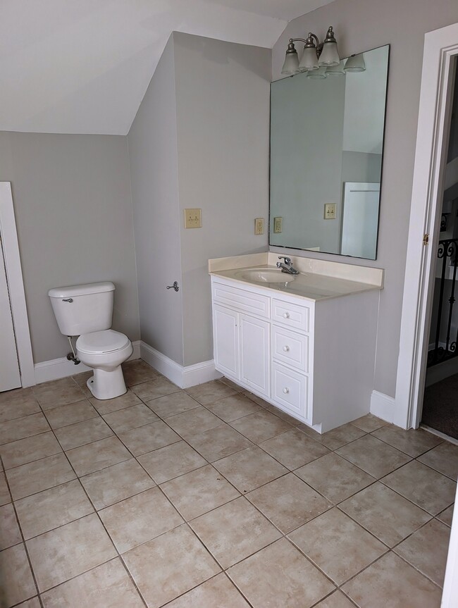 Building Photo - 604 Vance St NE