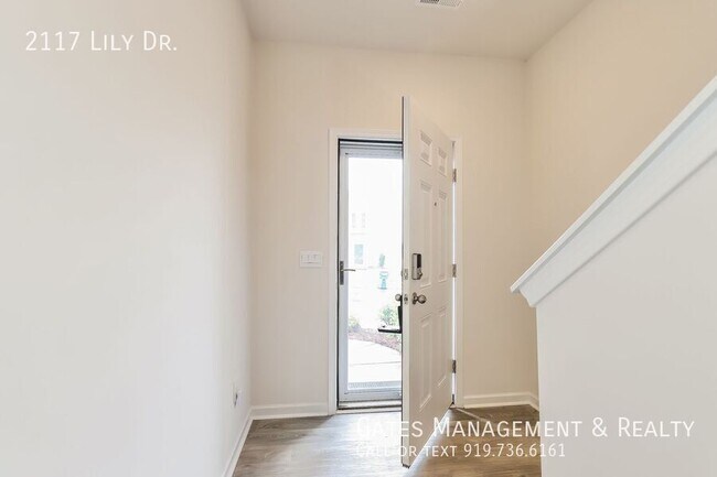 Building Photo - 2117 Lily Dr