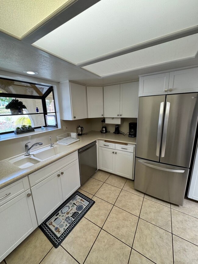 Building Photo - Fully Furnished Home Near the Beach in Gro...