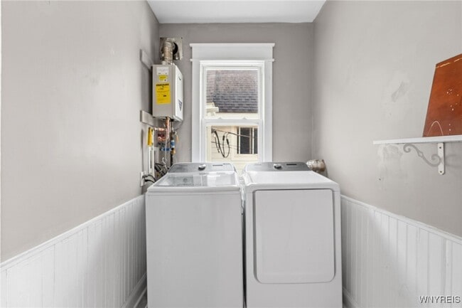 Building Photo - 2342 Seneca St