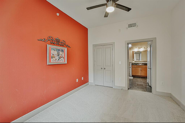 Spacious primary room with walk in closet - 1901 Post Oak Blvd