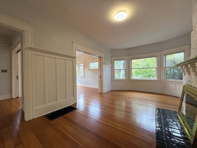Building Photo - Charming Craftsman Style Home for Rent in ...