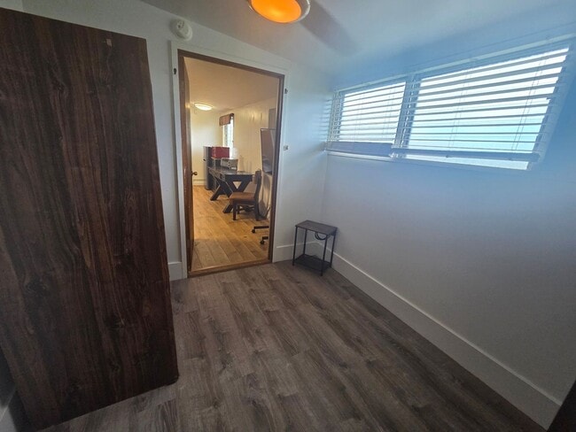 Building Photo - 75 Loha St