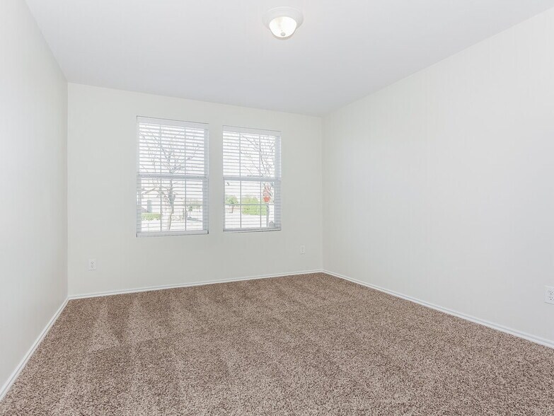 Building Photo - 506 Eisenhower Ln