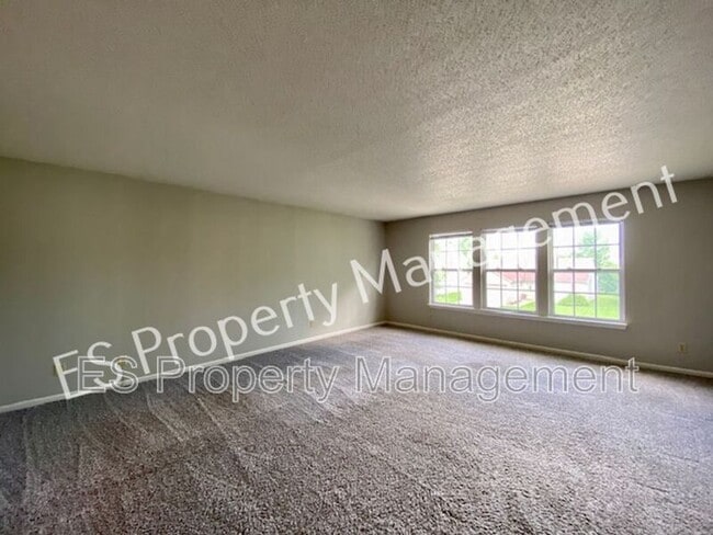 Building Photo - 2180 Shadowbrook Dr