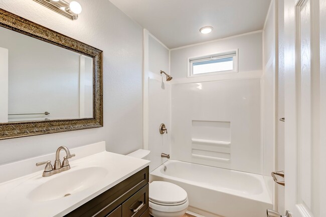 Building Photo - 2307 Traverse Dr