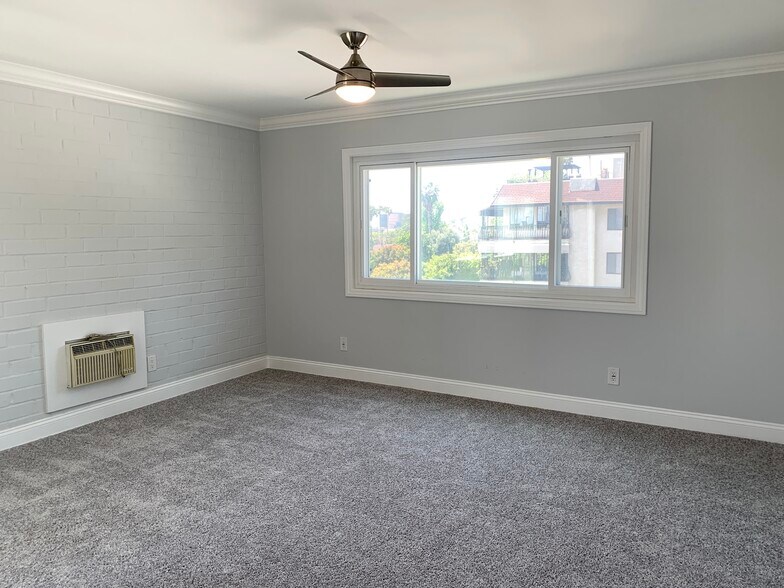 Building Photo - 7560 Hollywood Blvd