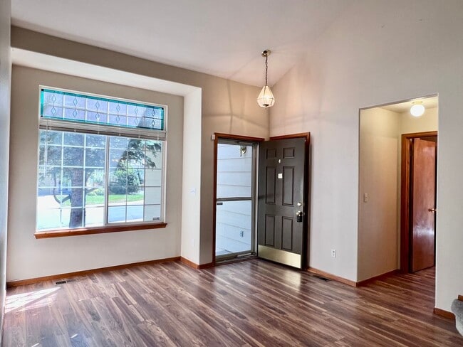 Building Photo - Wonderful 5 Bed/4 Bath Home Located on Qui...