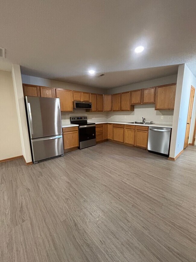 Building Photo - Great Single Level 2 Bedroom Townhome