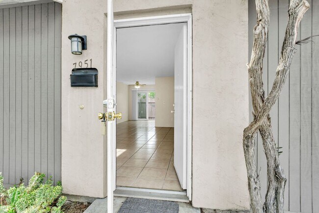 Building Photo - Nice two bedroom/one bath townhome in UTC....