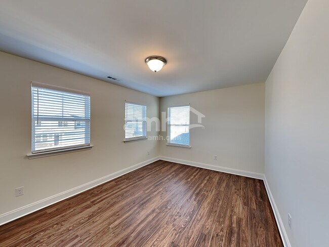 Building Photo - 1315 Lomond Dr