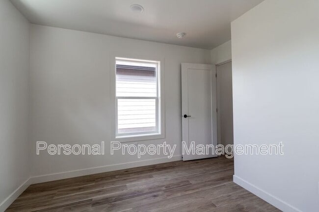 Building Photo - 8005 NE 32nd St