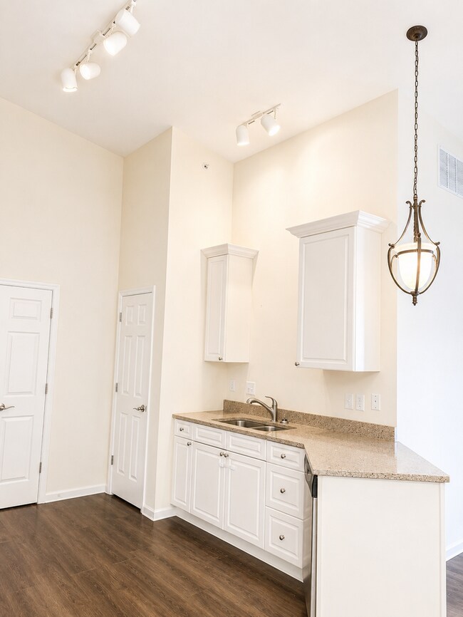 Building Photo - 6431 Brookfield Ct Dr