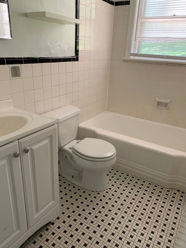 Building Photo - One Story House off Fort Avenue