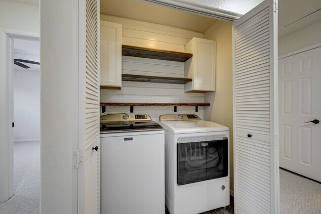 Building Photo - Stylish Townhome with Private Patio!