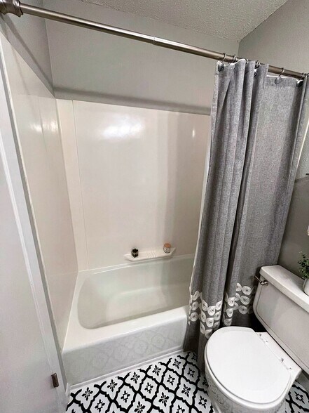 Hallway Bathroom - 6216 Robinson St