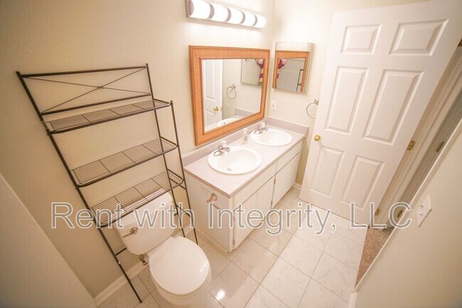 Building Photo - 1100 Greentree Ct