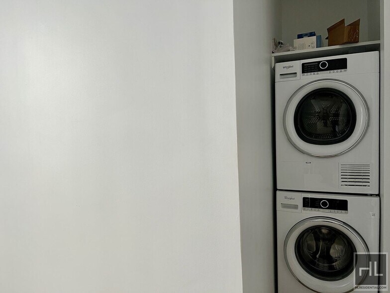 Building Photo - Top Floor 2BR 1BA Lofty Space w/ Laundry I...